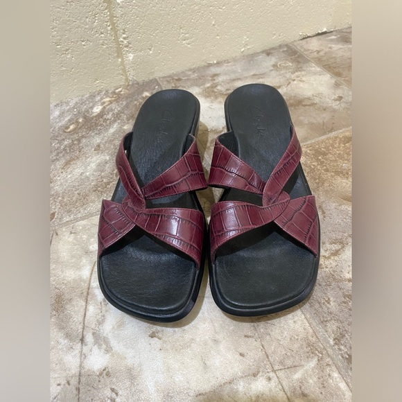 Womens Clark’s Red burgundy Leather slip on Sandals  size 7 in great condition - Picture 3 of 14